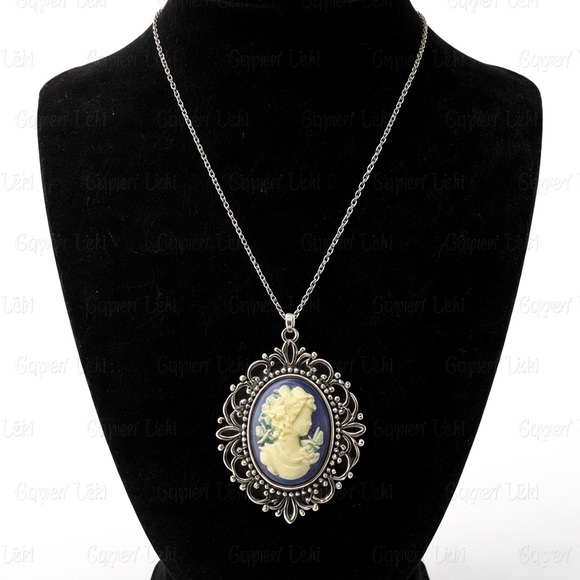 Jewelry - Elegant Silver and Cream Cameo Necklace